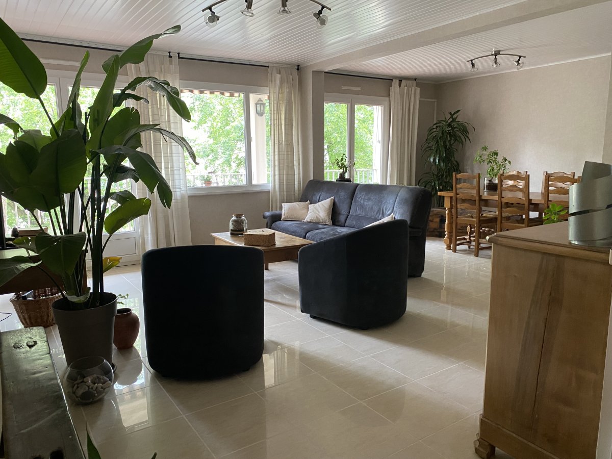 T5 99 m² LUMINEUX – BALCON PLEIN SUD – GARE 5 MIN – LYON RAPIDE