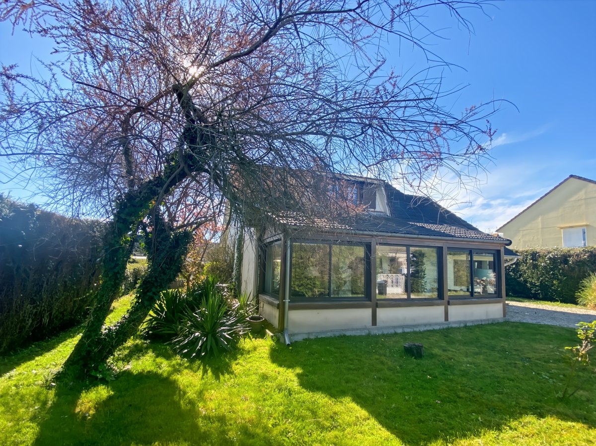 Maison 110 m² - 3 chambres - 33 m² séjour - jardin 500 m² - véranda - proche centre et plage