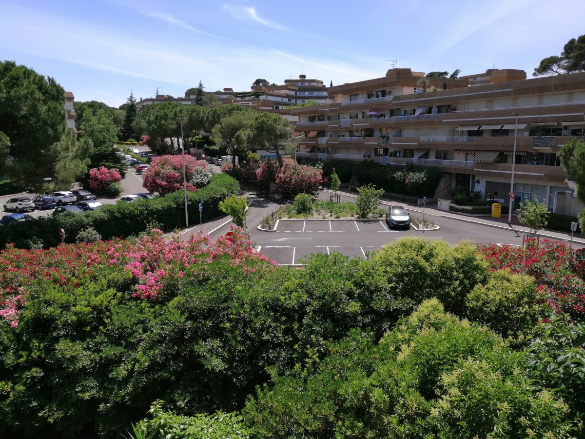 Vends studio 27 m² + balcon 14 m² + cave 9 m² + parking